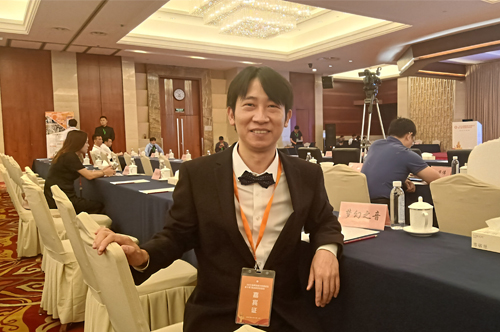 中国企业联合会副理事长于武，给“梦幻之音”董事长毛红波颁奖