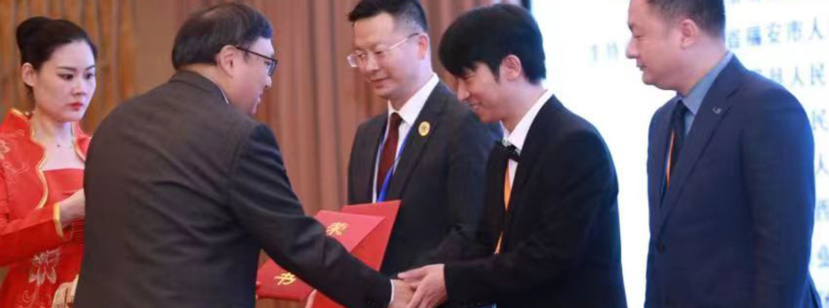 中国企业联合会副理事长于武，给“梦幻之音”董事长毛红波颁奖