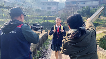 聂渝鑫在毛红波老家忠县外坝小桥