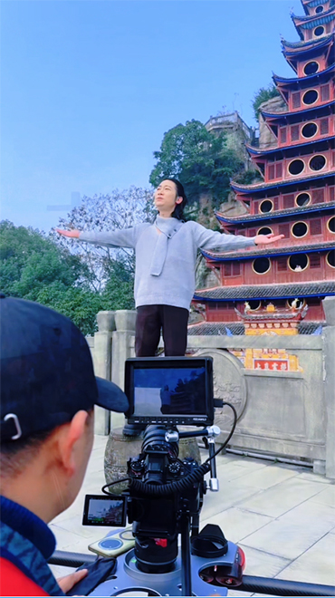 毛红波在忠县石宝寨