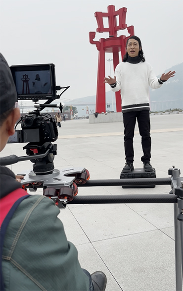 毛红波在忠县忠义广场