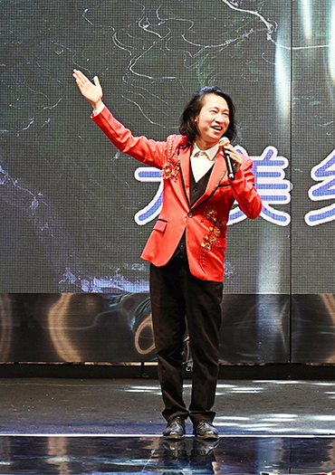 毛红波在2026中国大美乡村（重庆）春晚新闻发布会上演唱主题曲《大美乡村》