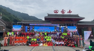 江津四面山为期6天大型赛事活动，每场毛红波都登台与现场大合唱主题曲《大美乡村》